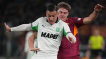 Kapten Timnas sepak bola Indonesia, Jay Idzes mendapatkan sejumlah pujian dari Media Italia setelah aksi solidnya menjaga bomber AS Roma, Evan Ferguson. Momen tersebut terjadi saat laga lanjutan Liga Italia 2025/2026 antara AS Roma melawan Soassuolo di Olympic Stadium, Roma, Italia, Sabtu (10/01/2025) waktu setempat. (AP Photo/Andrew Medichini)