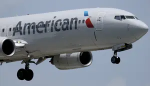 Detik-Detik Pesawat American Airlines Mendadak Turun Tajam, Berujung Mendarat Darurat