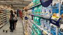 Inflasi mencapai 102,5 persen pada bulan Februari 2023, kata badan statistik Argentina, yang berarti harga banyak barang konsumen telah meningkat lebih dari dua kali lipat sejak 2022. (Photo by STRINGER / AFP)