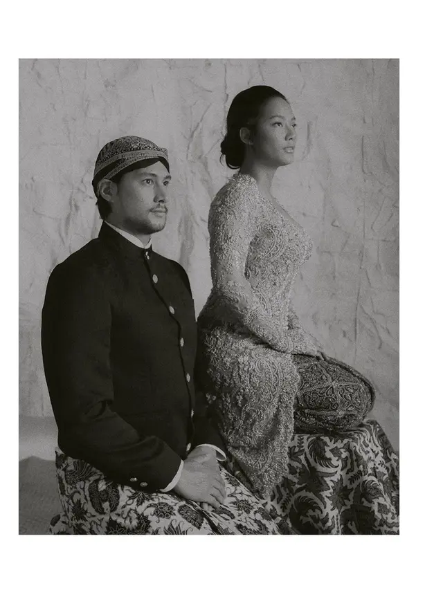7 Potret Post Wedding Tara Basro dan Daniel Adnan, Kental Nuansa Adat