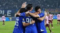 Persib mencetak gol melalui Thom Haye dan Andrew Jung. Jung sendiri mencatatkan brace alias mengemas dua gol di pertandingan ini. (Bola.com/Erwin Snaz)