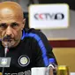 Pelatih Inter Milan, Luciano Spalletti, memberikan keterangan pers di Nanjing, China, Minggu, (23/7/2017). Inter Milan akan menghadapi Olympique Lyon pada laga turnamen pramusim ICC 2017. (AFP/STR)