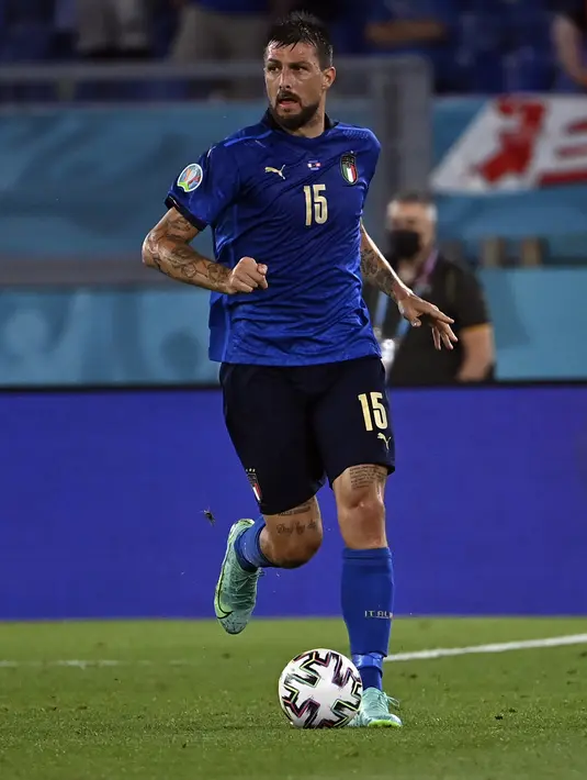 Bek Italia, Francesco Acerbi membawa bola saat bertanding melawan Swiss pada pertandingan grup A Euro 2020 di stadion Olimpiade di Roma, Italia, Rabu (16/6/2021). Italia menang atas Swiss dengan skor 3-0.  (Andreas Solaro/Pool Photo via AP)