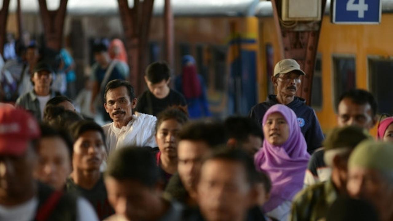 H+4 Lebaran, pemudik mulai padati Stasiun Pasar Senen