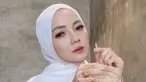 Potret Nessa Salvyana pakai busana merah putih ketika rayakan Hari Kemerdekaan RI. Dengan polesan makeup flawless, pesona istri Aditya Suryo ini semakin terpancar. Ramai dipuji netizen, Nessa sempatkan untuk membalas komentar tersebut. Meski baru belajar berhijab, namun gaya hijab Nessa ini bisa menjadi inspirasi untuk para pengikut setianya di Instagram. (Liputan6.com/IG/nessasalvyana88)