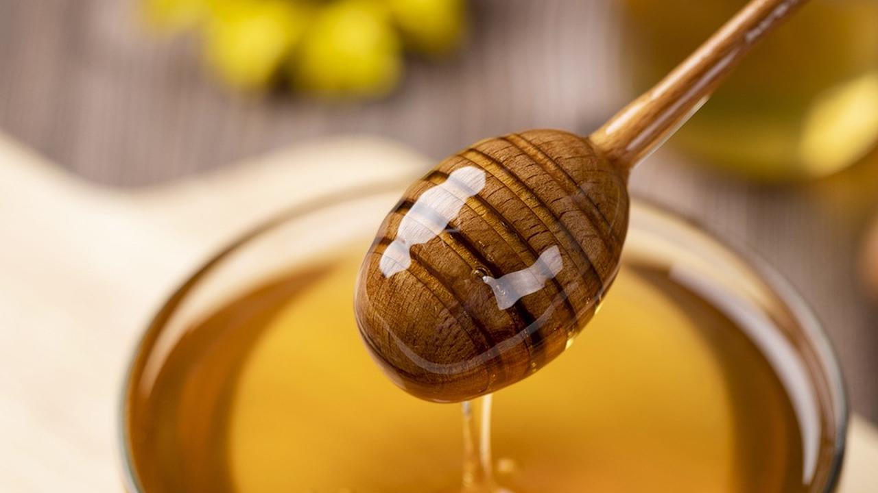 7 Cara Menghilangkan Jerawat Ampuh dan Alami, Gunakan Madu hingga Minyak Tea Tree
