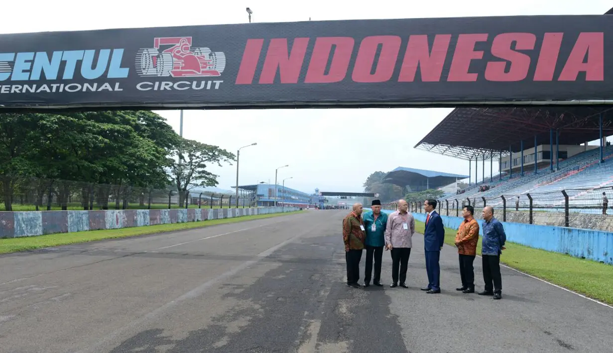 Presiden Jokowi bersama pembalap, Tinton Suprapto dan Ananda Mikola berkeliling Sirkuit Internasional Sentul, Bogor, Selasa (6/3). Jokowi meninjau sirkuit yang direncanakan ingin dijadikan lokasi MotoGP 2021. (Liputan6.com/Pool/Kris-Biro Pers Setpres)