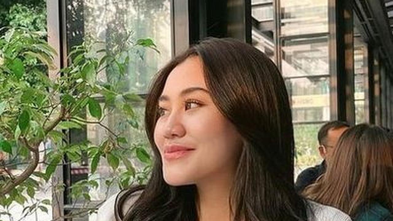 Mirip Sang Ibu, 7 Foto OOTD Sederhana Ala Aaliyah Massaid Saat Kuliah