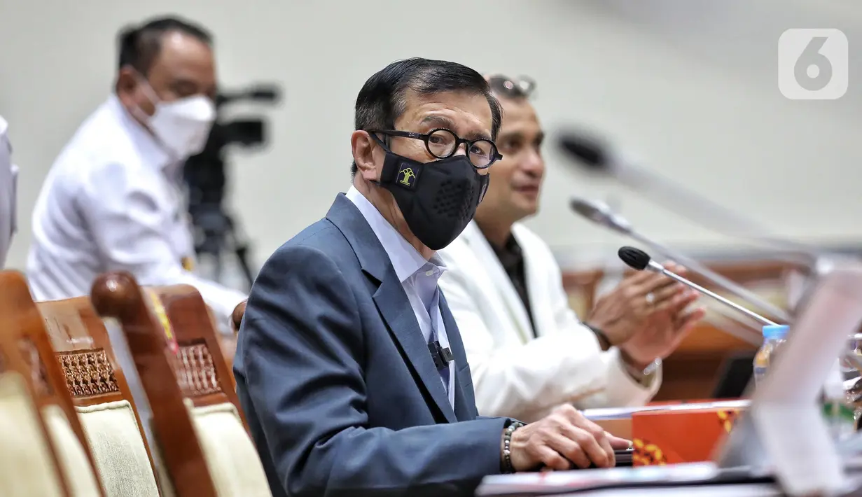 Menteri Hukum dan HAM Yasonna Laoly (kiri) beserta Wakilnya Edward Omar Sharif Hiariej (kanan) saat mengikuti rapat kerja dengan Komisi III DPR RI di Kompleks Parlemen, Senayan, Jakarta, Kamis (25/8/2022). Rapat tersebut membahas LKPP APBN TA 2021 serta LHP BPK 2021. Liputan6.com/Angga Yuniar