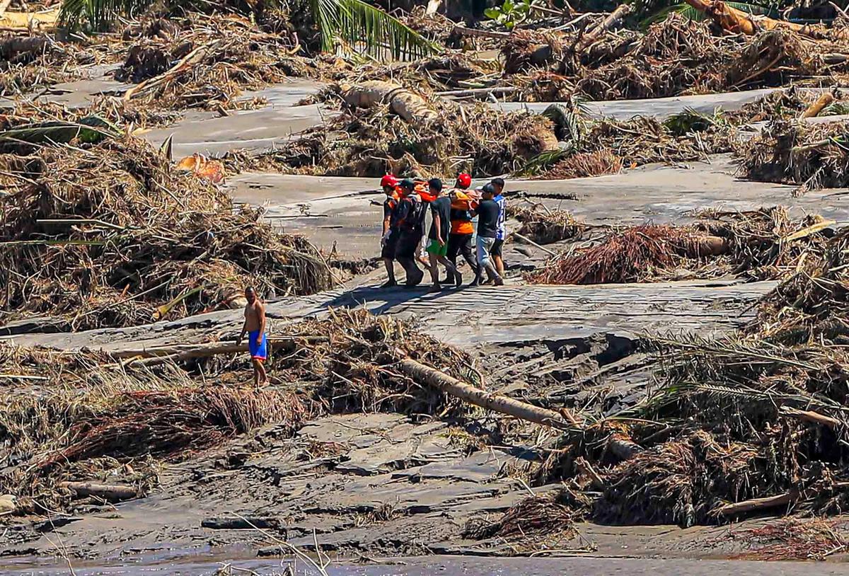 FOTO: Beratnya Evakuasi Korban Banjir Bandang di Bireuen, Aceh