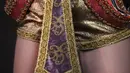 Lenny juga merancang aksesori pelengkap yang melekat di tubuh Clara, meliputi headpiece, aksesori di tangan, jari, dan lainnya. Ia juga mendesain khusus sepatu bot dengan panjang selutut yang terbuat dari tenun merah bermotif tumpal.  [Foto: Instagram/ Hengkikawilarang]