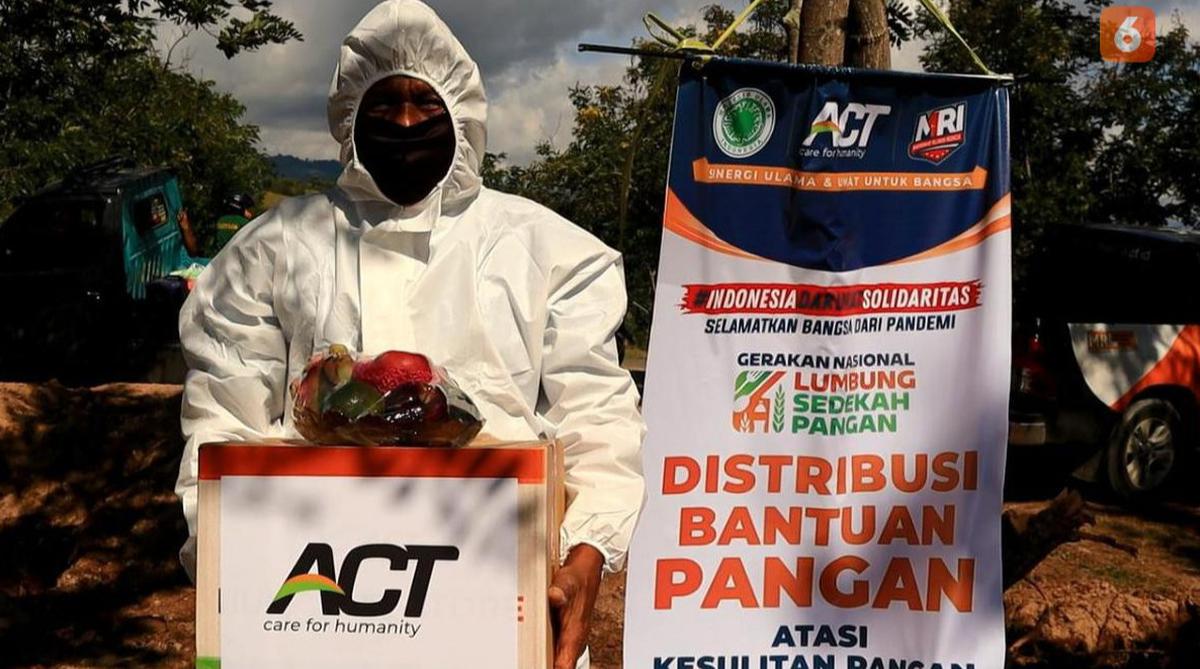 Petugas penggali makam jenazah pasien Covid-19 menerima bantuan pangan dari ACT