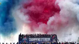 Pemain Paris Saint-Germain (PSG) melakukan pawai merayakan keberhasilan juara Liga Champions di kota Paris. (AFP/Thibaud Moritz)