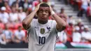 Kylian Mbappe juga tak mau ikut ketinggalan. Sayangnya percobaanya seperti Benzema, masih melebar ke samping gawang lawan. (Foto: AFP/Pool/Bernadett Szabo)