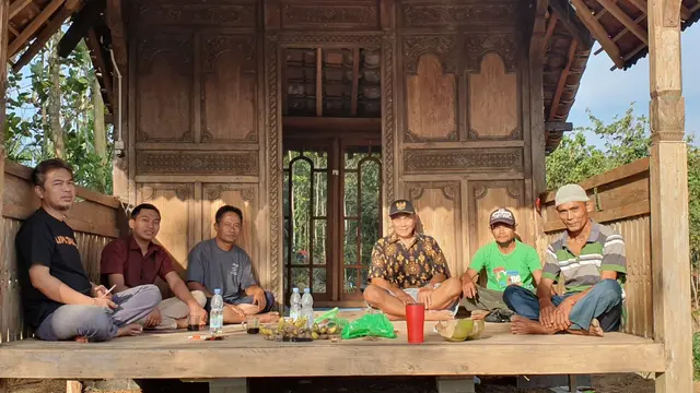 KH DR Fathul Amin Aziz dan KH Mahmud (dua di tengah mengapit pintu) keturunan ulama keturunan Pangeran Diponegoro. (Foto: Liputan6.com/Ae/Muhamad Ridlo)