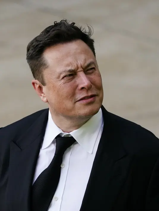 <p>Elon Musk berjalan dari pusat peradilan di Wilmington, Delaware, Amerika Serikat, Senin (12/7/2021). CEO Tesla tersebut menjadi saksi pertama dalam persidangan terkait masalah akuisisi SolarCity. (AP Photo/Matt Rourke)</p>