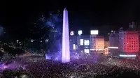 Suporter River Plate merayakan gelar juara Copa Libertadores di Obelisk, Buenos Aires, Argentina, Minggu (9/12). River Plate merebut gelar juara Copa Libertadores usai menaklukkan Boca Juniors dengan skor 3-1. (AP Photo/Gustavo Garello)