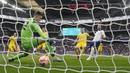Pemain Inggris, Harry Kane, mencetak gol ke gawang Ukraina pada laga Kualifikasi Euro 2024 Grup C di Stadion Wembley, Minggu (26/3/2023). Inggris menang dengan skor 2-0. (AP Photo/Alastair Grant)