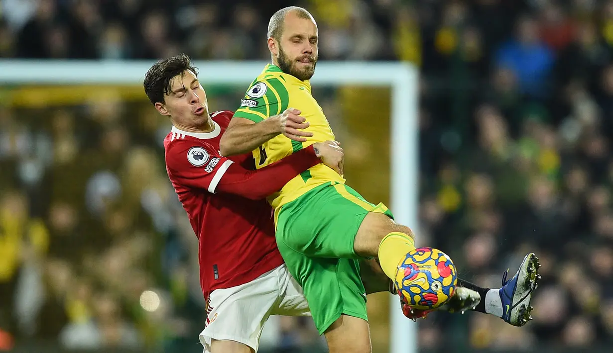 Norwich kembali mendapatkan peluang emas di menit ke-57. Sepakan kaki kiri Teemu Pukki masih dapat ditepis David De Gea. (AFP/Daniel Leal)