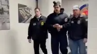Screengrab ini, yang diambil dari akun X Rapid Response 47, akun respons cepat resmi Gedung Putih, menunjukkan Presiden Venezuela, Nicolas Maduro (C), dikawal oleh agen DEA di dalam markas besar Badan Penegakan Narkoba AS (DEA) di Lower Manhattan, New York, pada 3 Januari 2026. (Akun X Rapid Response 47/AFP)