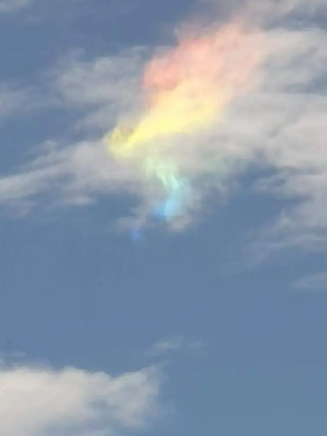 Fenomena alam unik berupa cahaya warna-warni menghiasi langit Kota Manado, Sulawesi Utara, Rabu (9/12/2020). (Foto: Solopos.com/Instagram @ndorobeii)