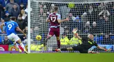 Kiper Aston Villa, Emiliano Martinez (kanan) menghalau tendangan dari pemain Everton, Dominic Calvert-Lewin pada laga lanjutan Liga Inggris 2023/2024 di Goodison Park, Liverpool, Inggris, Minggu (14/01/2024) malam WIB. (AP Photo/Jon Super)