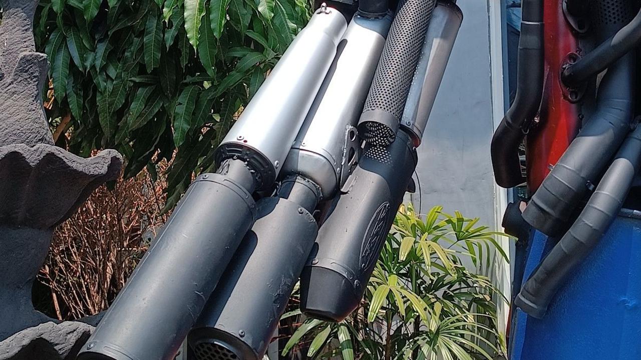 "Bahan pembuatan monumen ini berasal dari knalpot brong, sekitar 210 knalpot," tegas Kompol Akhmad Fani Rakhim, Kasatlantas Polresta Malang Kota,  Senin (18/9).