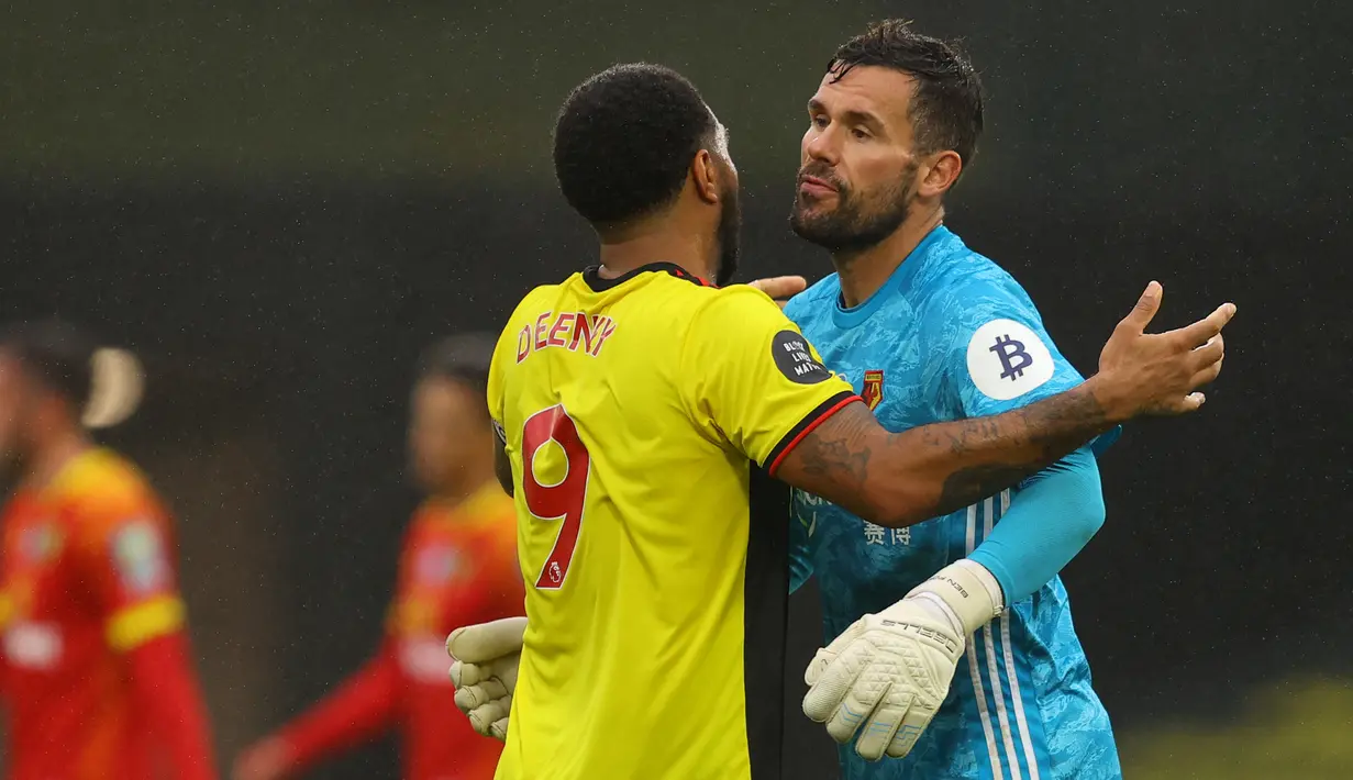 Ben Foster. Kiper yang kini masih aktif membela Watford di Liga Inggris ini mampu menyelamatkan 10 tendangan penalti dari total 52 kesempatan. Musim ini ia berhasil mematahkan tendangan penalti striker Arsenal, Pierre-Emerick Aubameyang pada laga 7 November 2021 lalu. (AFP/Pool/Richard Heathcote)