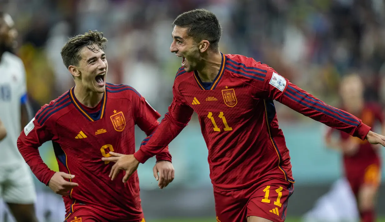 Ferran Torres. Sayap kiri Timnas Spanyol berusia 22 tahun ini mencetak brace di Piala Dunia 2022 pada laga matchday pertama di Grup E menghadapi Kosta Rika (23/11/2022). Pada laga yang dimenangi Spanyol 7-0 tersebut, Ferran Torres mencetak dua golnya pada menit ke-31 melalui eksekusi penalti dan pada menit ke-54. Sementara pada matchday kedua menghadapi Jerman(27/11/2022) ia gagal mencetak gol dalam laga yang berkesudahan imbang 1-1. (AP/Francisco Seco)