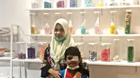 Anak pengidap kanker mata (6) dan sang Ibu, Desi (27) di 'Roche Cildren's Walk' bersama Roche Indonesia dan Yayasan Kasih Anak Kanker Indonesia (YKAKI), Selasa, (27/6/2023). (Liputan6.com/Chelsea Anastasia)
