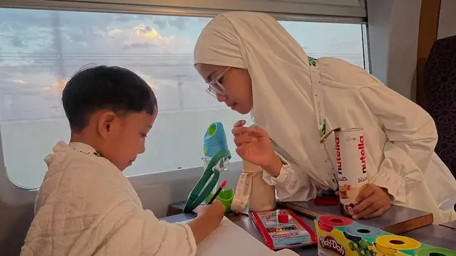 Potret Poppy Bunga umrah ajak anak