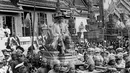 Raja Thailand, Bhumibol Adulyadej dari Thailand ditandu saat upacara penobatan pada 5 Mei 1950 di Thailand. ( AFP PHOTO)