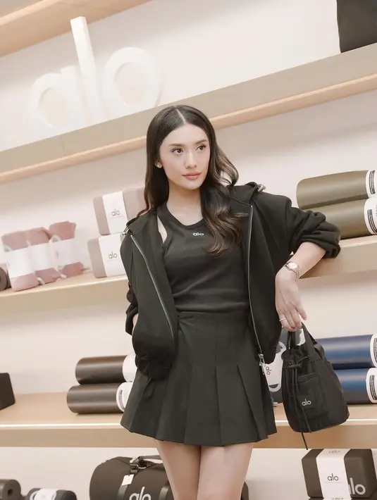 Sporty look yang chic ala Anissa Aziza. Ia mengenakan one brand outfit; tank top ditumpuknya dengan cropped jacket, dan dipadukannya dengan mini skirt yang semuanya berwarna hitam. [Foto: Instagram/anissaaziza]