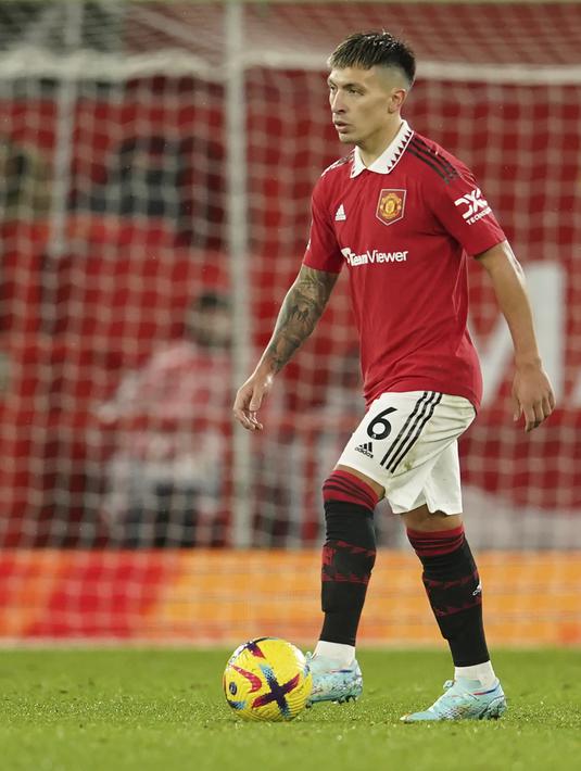 <p>Bek Manchester United, Lisandro Martinez mengontrol bola saat bertanding melawan Bournemouth pada pertandingan lanjutan Liga Inggris di Old Trafford di Manchester, Inggris, Rabu (4/1/2023). Manchester United menang telak atas Bournemouth dengan skor 3-0. (AP Photo/Dave Thompson)</p>