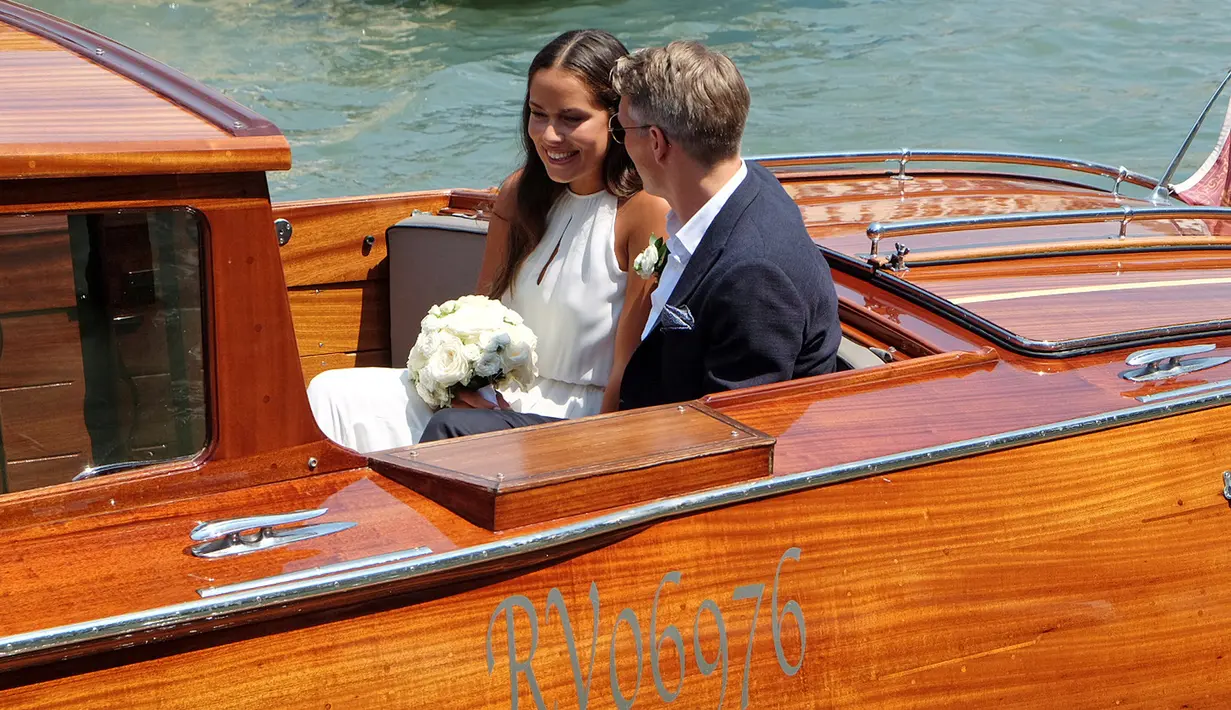 Pemain Jerman dan Manchester United,Bastian Schweinsteiger menaiki perahu bersama kekasihnya petenis Serbia Ana Ivanovic menikah di Venice , Italia , (12/7). Pernikahan Bastian mereka hanya dihadiri teman-teman dan kerabat terdekat. (REUTERS / Stringer)