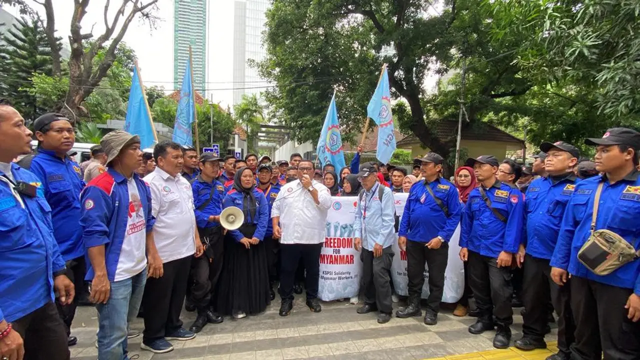iga konfederasi buruh terbesar di Indonesia Konfederasi Serikat Pekerja Seluruh Indonesia (KSPSI), Konfederasi Serikat Pekerja Indonesia (KSPI), dan Konfederasi Serikat Buruh Seluruh Indonesia (KSBSI) melakukan aksi demonstrasi