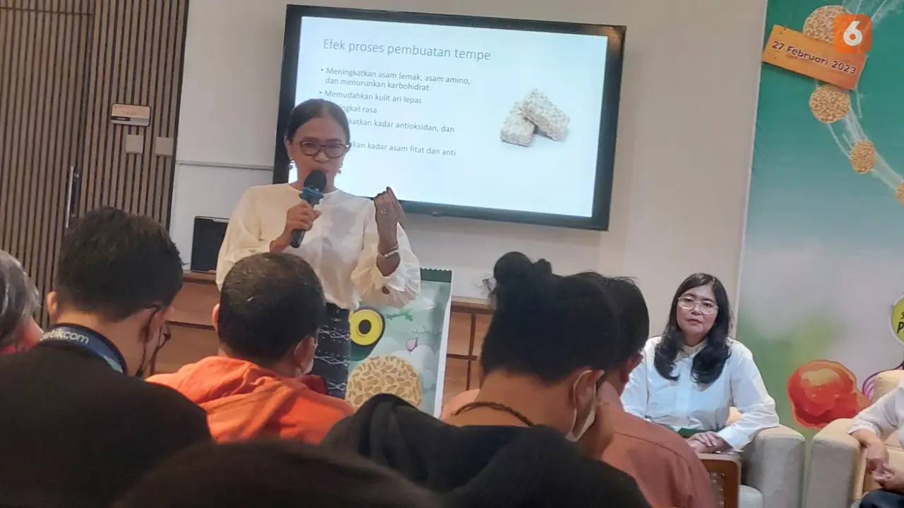Dokter Gizi Klinis, dr Fiastuti Isbandi Witjaksono menjelaskan perihal kandungan gizi yang terdapat di tempe sehingga pangan yang terbuat dari kedelai ini layak dijuluki Superfood-nya Indonesia (Foto: Aditya Eka Prawira/Liputan6.com)