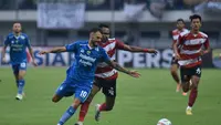 Tyronne del Pino tampil cukup memuaskan saat debut dengan Persib Bandung lawan Madura United. Namun dia mengalami cedera (dok: Persib)