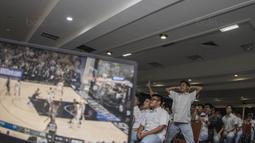 Suasana kemeriahan nonton bareng laga NBA di Kolese Kanisius, Jakarta, Kamis (19/10/2017). (Bola.com/Vitalis Yogi Trisna)