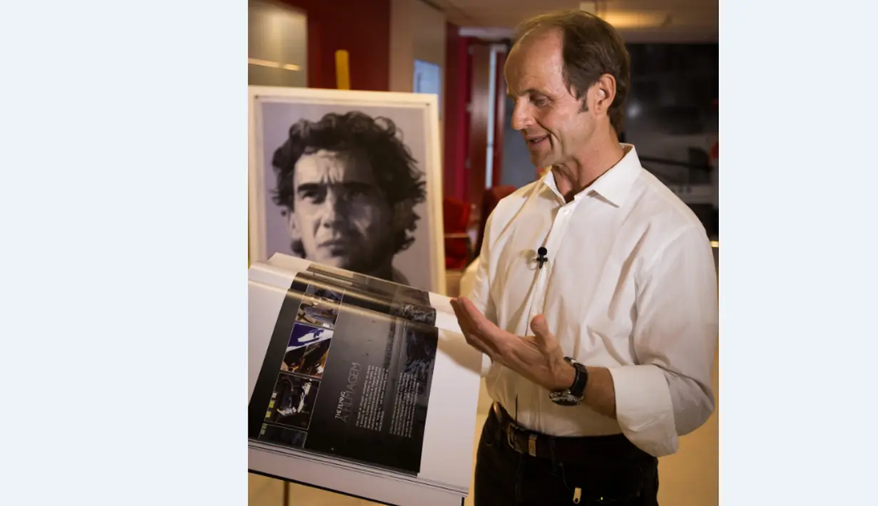Joseph Leberer, mantan fisioterapis tim F1 Mclaren membuka buku tentang Ayrton Senna di Institut Ayrton Senna di Sao Paulo, Brasil. (AFP/Alexandre Schneider)