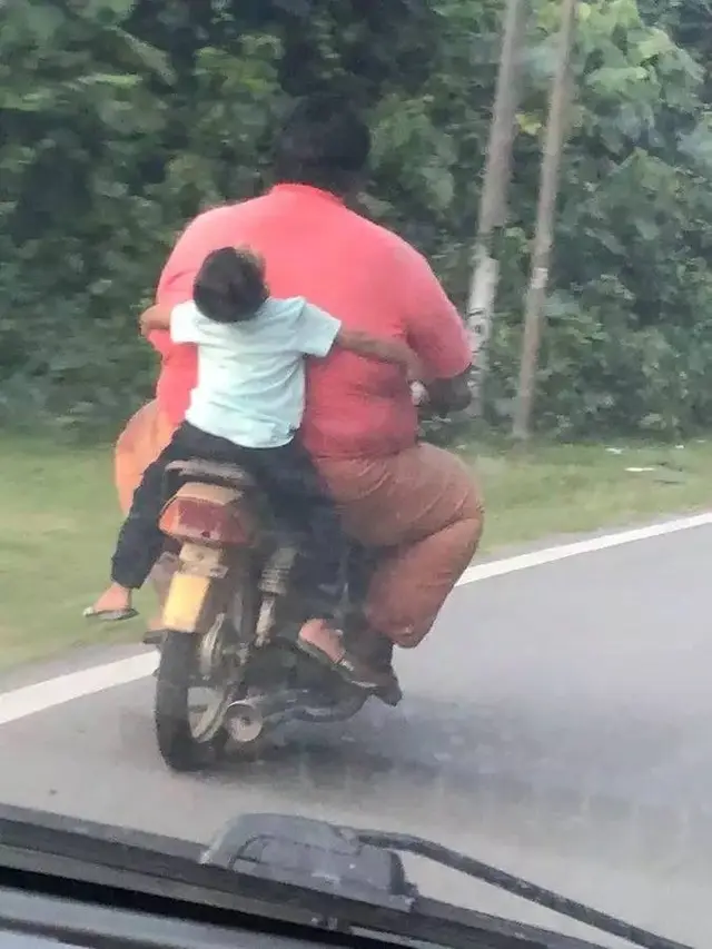 7 Potret Kocak Orang Saat Boncengan Motor Ini Posenya Nyeleneh