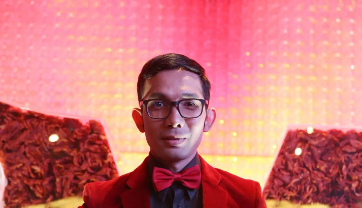 Pria yang memandu acara infotainment ini sedih melihat sampah berserakan di tengah alam yang sejuk, ‘Kebanyakan bungkus permen dan botol minuman. Jadi miris banget melihatnya,’ ujar Indra.  (Nurwahyunan/Bintang.com)