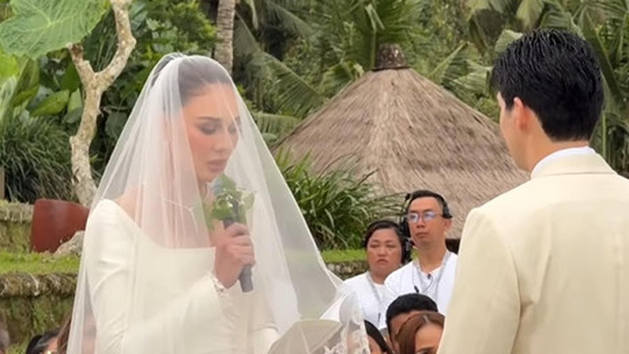 Ucap Sumpah Pernikahan, Luna Maya Tampil Cantik Bak Princess dengan Gaun Pengantin Klasik