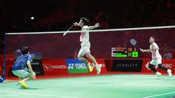 Pebulutangkis ganda putra Indonesia, Leo Rolly Carnando/Daniel Marthin bertanding melawan pebulutangkis ganda putra Jepang, Takuro Hoki/Yugo Kobayashi pada laga semifinal Indonesia Masters 2023 di Istora Senayan, Jakarta, Sabtu (28/01/2023). Leo/Daniel menang dengan skor 18-21, 21-17, 21-3. (Bola.com/M. Iqbal Ichsan)