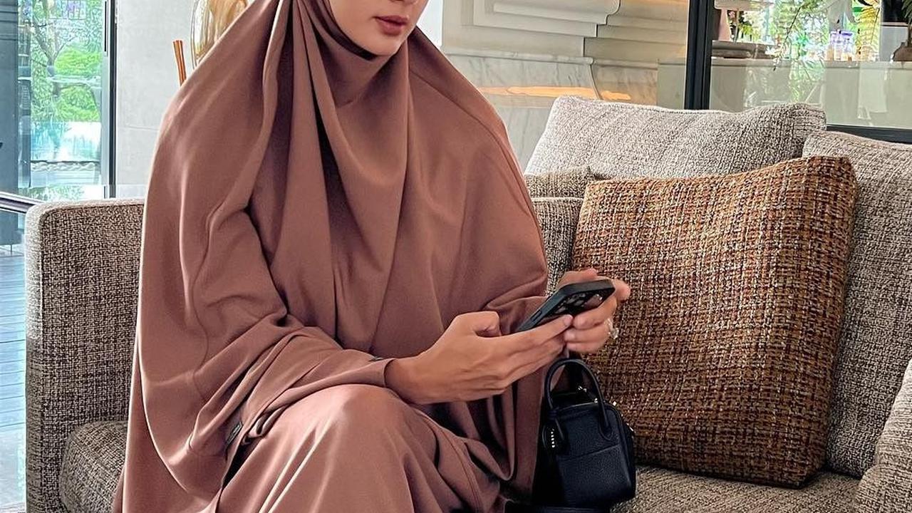 10 Potret Cantik Paula Verhoeven Tampil Berhijab saat Hadir ke Acara Kajian, 'Dikawal' Dua Jagoan