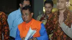 Bupati Bengkayang, Suryadman Gidot dikawal petugas usai menjalani pemeriksaan pasca OTT di Gedung KPK, Jakarta, Rabu (4/9/2019). Suryadman Gidot resmi ditahan bersama 4 tersangka terkait dugaan suap proyek di lingkungan Kabupaten Bengkayang, Kalimatan Barat. (merdeka.com/Dwi Narwoko)