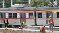 KRL melintas di tengah aktivitas pekerja menyelesaikan proyek Double Double Track (DDT) Paket A Stasiun Manggarai-Jatinegara di Manggarai, Jakarta, Selasa (28/8). Proyek DDT Paket A diperkirakan rampung pada 2020. (Merdeka.com/Iqbal Nugroho)