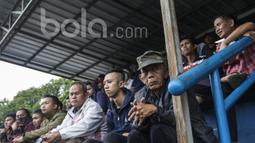 Ribuan Bobotoh menonton latihan Persib Bandung. Sudah datangnya Michael Essien di Bandung membuat ribuan Bobotoh mendatangi tempat latihan untuk melihat aksi mantan pemain Chelsea tersebut. (Bola.com/Vitalis Yogi Trisna)