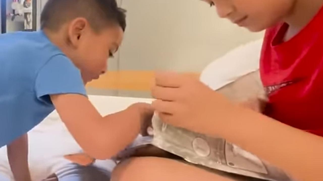 Potret Rayyanza Dapat Mainan dari Rafathar, Duduk Manis Tunggu Sang Kakak Buka Hadiahnya - Anteng Main Dibantu Karyawan
