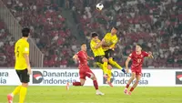 Penyerang Timnas Indonesia Ole Romeny terlibat duel udara dengan pemain Malaysia saat laga kedua Grup A FIFA ASEAN Cup 2026 di Stadion Utama Gelora Bung Karno (SUGBK), Jakarta, Senin (28/9/2026). Pertandingan Indonesia vs Malaysia berakhir imbang tanpa gol 0-0. (KLY/Budy Santoso)